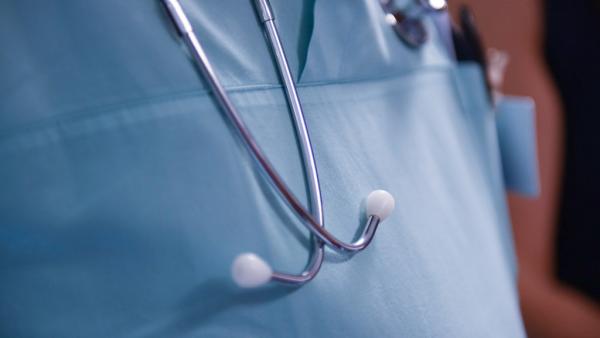 médico com estetoscópio