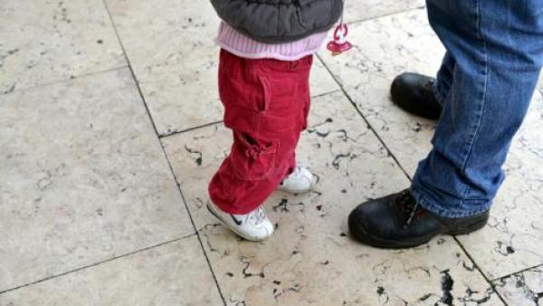 Criança e adulto não identificados.