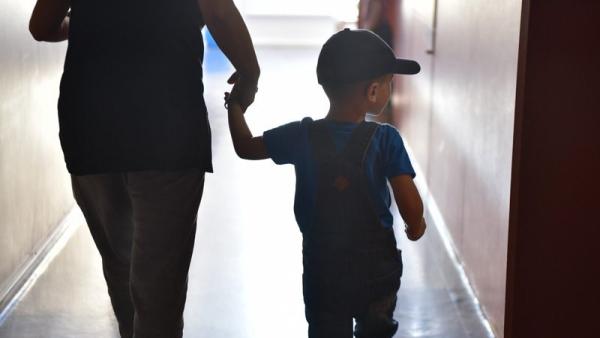 Criança com acompanhante