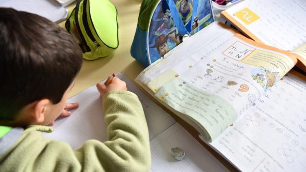 Criança a realizar tarefas escolares. Foto de Paulete Matos.