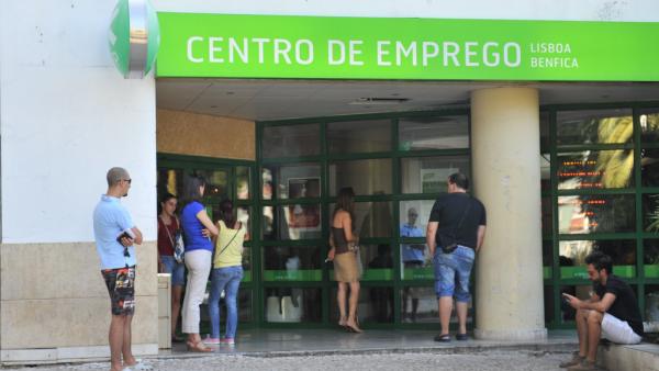 Desemprego jovem voltou aos níveis de há três anos