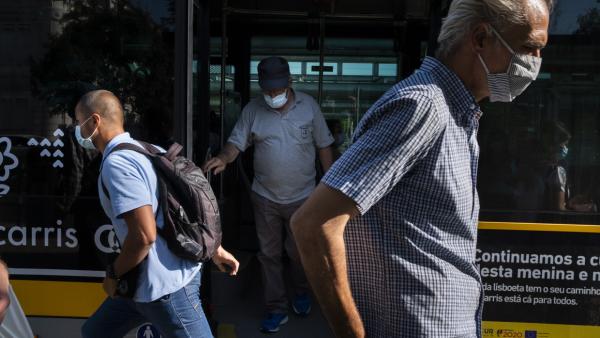 Embora as novas infeções estejam a aumentar, o número de mortes por covid-19 aparenta ter estabilizado.
