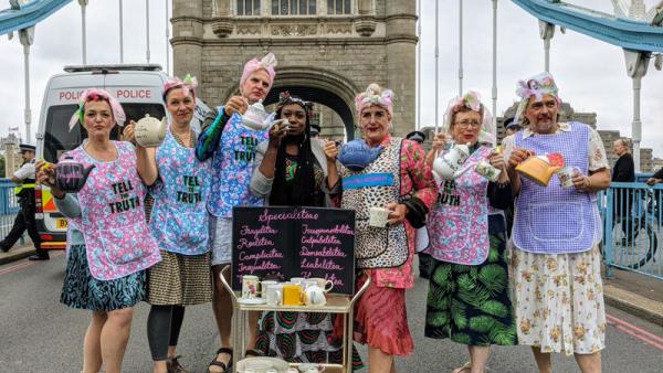 A ação "Impossible Tea Party" esta segunda-feira na Ponte da Torre de Londres