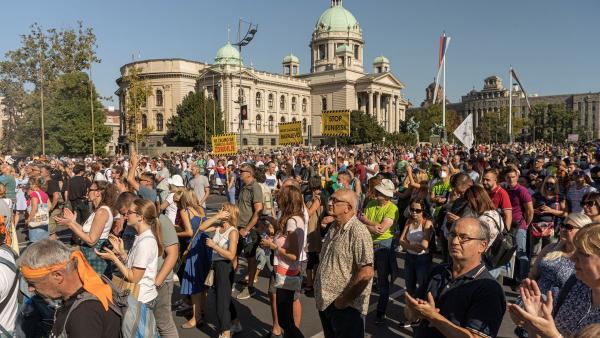 Protesto ambiental em Belgrado este sábado. Foto de @srbija_eu/Twitter.