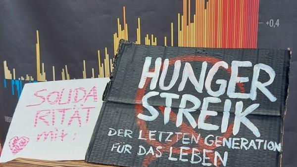 Cartaz de solidariedade com greve de fome pelo clima realizada em Berlim. Foto de @hungerstreik21/Twitter.