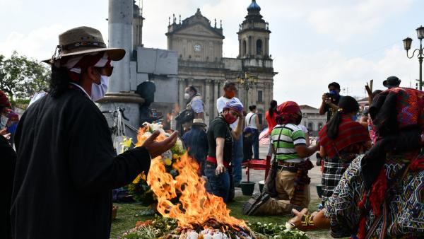 Cerimónia de homenagem a Domingo Choc Che na Praça Central da cidade de Guatemala. Foto de @festivalesgt/Twitter.