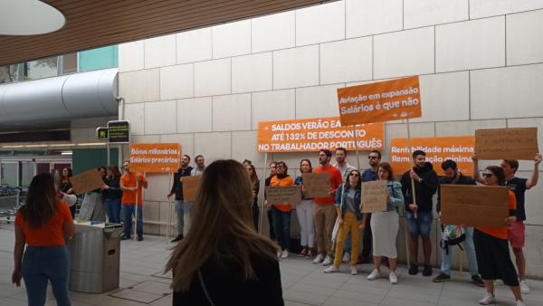 Concentração de tripulantes da EasyJet no aeroporto de Lisboa.