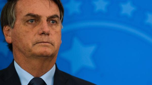 Bolsonaro: único governante do mundo a posicionar-se contra as medidas de confinamento para combater a epidemia de Covid-19, viu-se isolado como nunca e os seus decretos anulados pelo Judiciário. Foto de Marcello Casal Jr., Agência Brasil