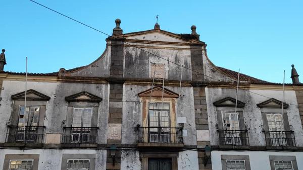 Edifício público degradado no centro de Portalegre - Foto de Higino Maroto