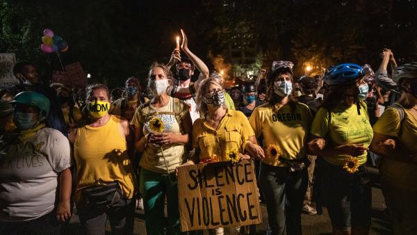 Grupo das "mães de Portland" à frente de uma manifestação. Julho de 2020. Foto de @jonhouse_/Twitter.
