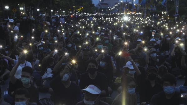 Milhares de estudantes tailandeses desafiam governo e monarquia