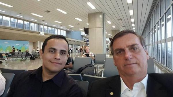 Tércio Arnaud Tomaz com Jair Bolsonaro. Foto do Facebook.