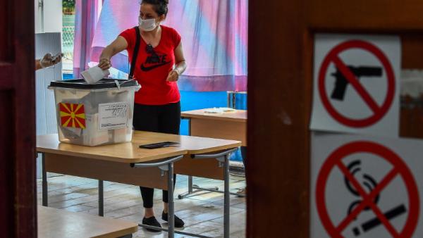Mesa de voto na cidade de Strumica, Eleições na Macedónia do Norte, 15 de julho de 2020 – Foto de Georgi Licovski/Epa/Lusa