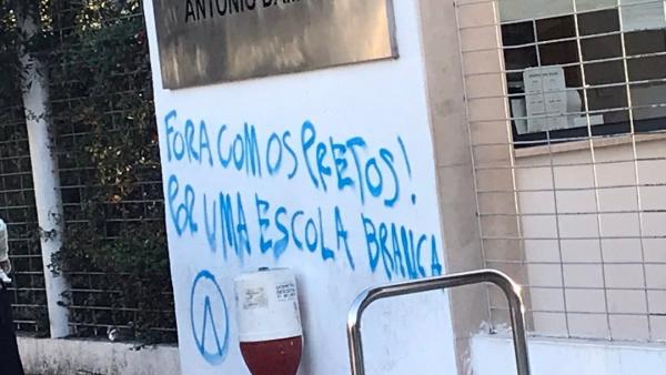 Entrada da Escola Secundária António Damásio pintada com mensagem racista. Foto de Ira Sobral no Twitter.
