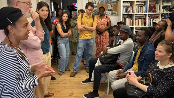 Anabela Rodrigues e Timóteo Macedo, dirigentes da Solim, receberam Mariana Mortágua para um encontro com imigrantes na sede da associação