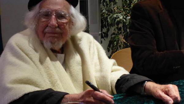  Ernesto Cardenal  em novembro de 2014 numa leitura num centro paroquial protestante en Polch, Alemanha