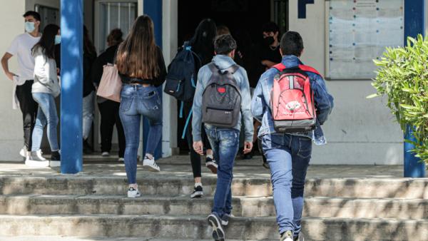 Alunas e alunos à entrada da Escola Secundária de Albufeira, no dia do regresso às aulas do ensino secundário – Foto de Luís Forra/Lusa