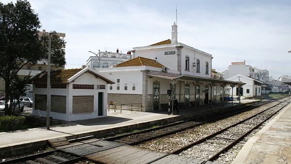 “A curtíssimo prazo é necessário tornar o modo ferroviário preferencial para as ligações entre as cidades da região, no eixo Lagos - Vila Real de Santo António” - Estação ferroviária de Olhão, foto wikipedia
