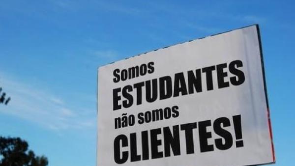 O que mais nos escandaliza é a quantidade de vezes que nos repetem “apenas depende de ti” - Cartaz "Somos estudantes não somos clientes"