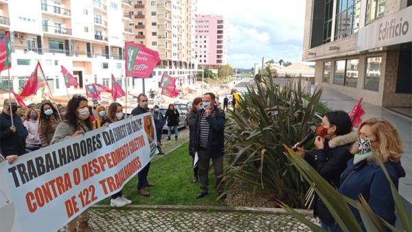 Isabel Pires e Deolinda Martin na concentração desta quinta-feira à porta da Eurest, em Alfragide.