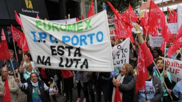 Trabalhadoras seguram faixa sobre a luta na Euromex. Foto da CGTP.