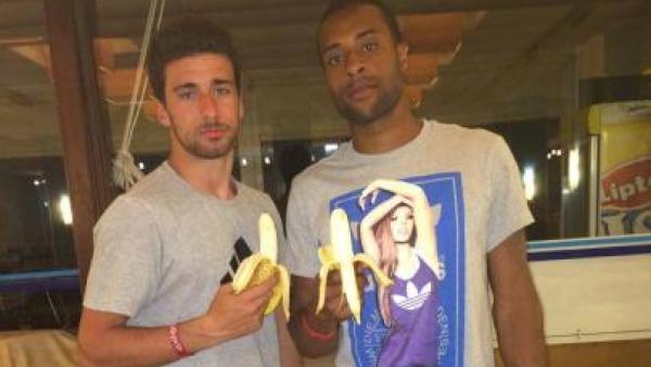 Évora ilustrou a nota no Facebook com uma fotografia em que aparece ao lado do colega Bruno Costa a comer uma banana. Trata-se de uma alusão ao caso de racismo mais falado da semana, que envolveu o futebolista brasileiro Daniel Alves. Foto de Nelson Évora