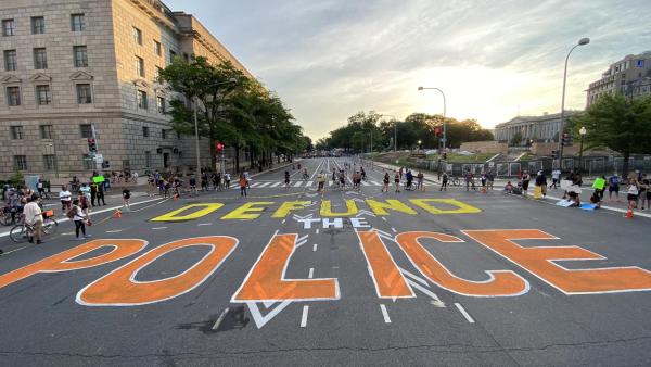Defund the police escrito na estrada em Washington.