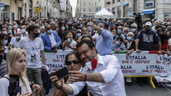 Salvini tira uma selfie durante a manifestação do dia da República. Fonte: Twitter de Adriano Meis.