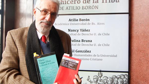 Atilio Bóron apresenta o seu livro sobre Vargas Llosa. Foto da Universidade do Chile.