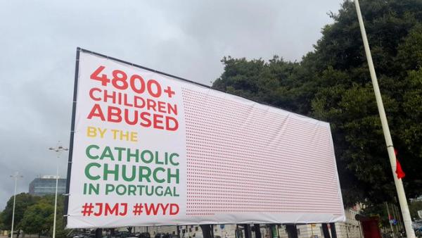 Cartaz que lembrar as vítimas de abusos sexuais por elementos da igreja católica.
