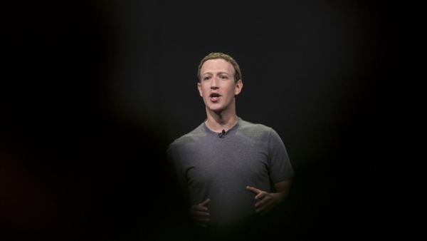 Mark Zuckerberg, presidente e fundador do Facebook, fala durante o lançamento de produto Oculus Connect 4 em San Jose, California, numa quarta-feira, 11 de outubro de 2017.