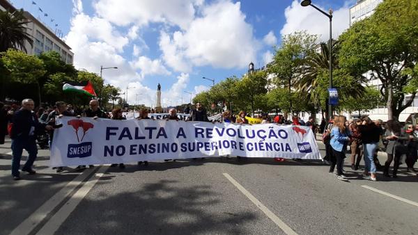 “Falta a Revolução no Ensino Superior e Ciência”, faixa e foto do Sindicato Nacional do Ensino Superior (SNESup)
