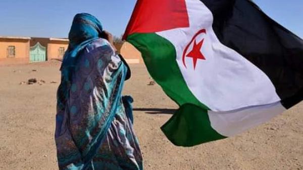 Mulher com bandeira do Sahara Ocidental.
