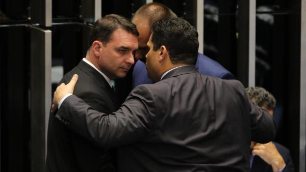O senador Flavio Bolsonaro e o deputado Eduardo Bolsonaro, conversam com o presidente do Senado, Davi Alcolumbre. Foto de Fabio Rodrigues Pozzebom/Agência Brasil. 