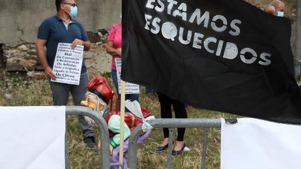 “Estamos esquecidos”, protesto de feirantes junto ao Palácio da Ajuda em Lisboa, a 4 de junho de 2020 – Foto de Manuel de Almeida/Lusa