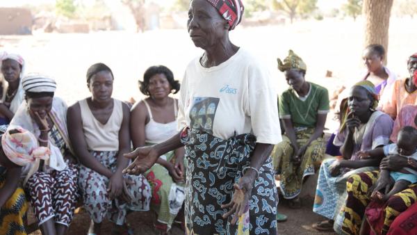 Parteira participa numa ação de sensibilização sobre mutilação genital feminina.