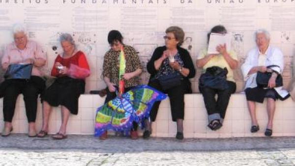 Mulheres pensionistas enfrentam riscos mais elevados de pobreza. Foto de Paulete Matos