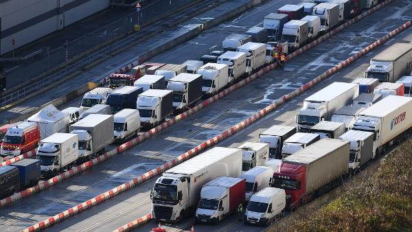 Filas de camiões em Dover, 24 de dezembro de 2020, foto de Andy Rain/Epa/Lusa