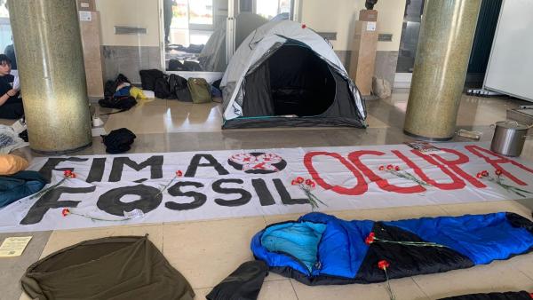 Faixa e tendas no átrio da Faculdade de Letras da Universidade de Lisboa.