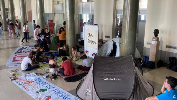 Ocupação da Faculdade de Letras da Universidade de Lisboa, com tendas e faixas no átrio do estabelecimento de ensino..
