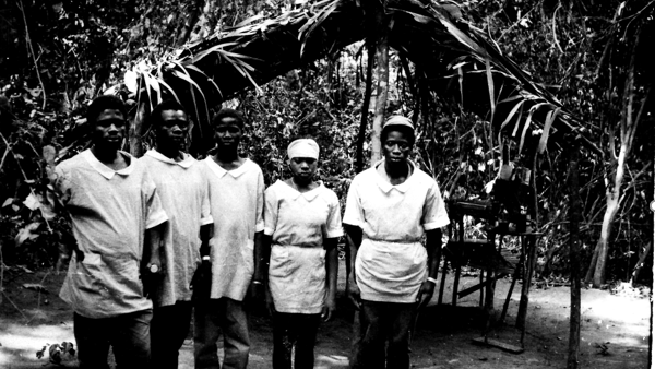 Socorristas num posto sanitário simples e descartável aquando de ameaças de bombardeamento aéreo.