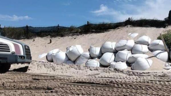 Fotos colocadas no grupo de Facebook  "Praias sem plásticos".