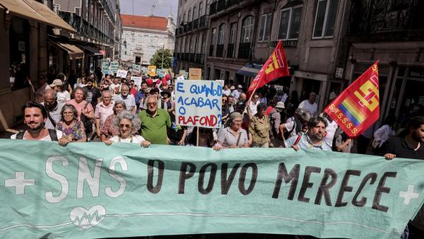 Manifestação cidadã “O povo merece +SNS”.