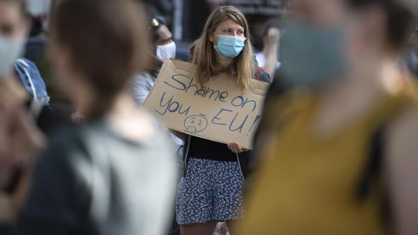 “Não devemos dizer que não podemos lidar com 1500 pessoas só porque a Hungria ou a República Checa não querem acolher refugiados”, concluiu uma manifestante. Foto de Lukas Barth-Tuttas, via EPA/Lusa.