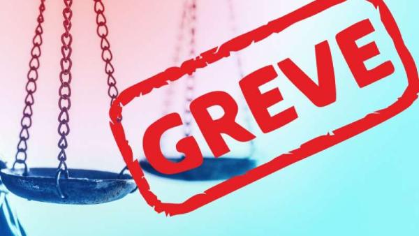 carimbo "Greve" sobre balança da Justiça