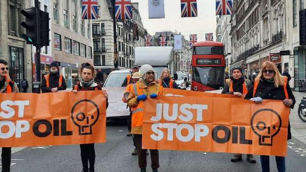 Manifestantes da campanha Just Stop Oil interrompem o trânsito londrino.