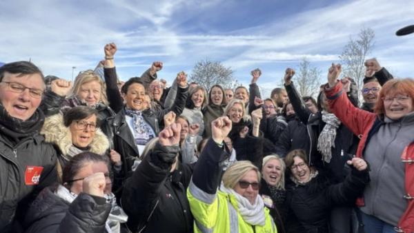 Trabalhadoras da Verbaudet de Marquette-lez-Lille festejam o resultado da sua luta. Foto: @L_insoumission/Twitter.