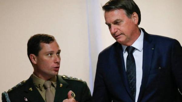 Mauro Cid com Bolsonaro. Foto de @rede_marco/Twitter.