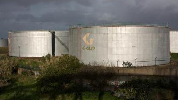 Os produtos petrolíferos refinados, na sua maior parte produzidos pela Petrogal (Galp) têm um peso enorme nas exportações; mas como precisam de um volume de importação também enorme, o resultado é quase nulo. Foto de Nuno Morão, creative commons.