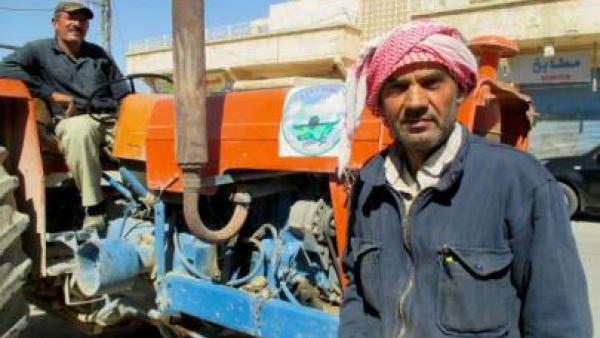 A recolha do lixo é uma das muitas funções desempenhadas pelo autogoverno democrático nos três cantões do norte da Síria. Foto de Karlos Zurutuza, IPS